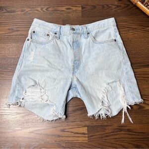 Levi’s Classic Light Wash Distressed Denim Shorts size 29